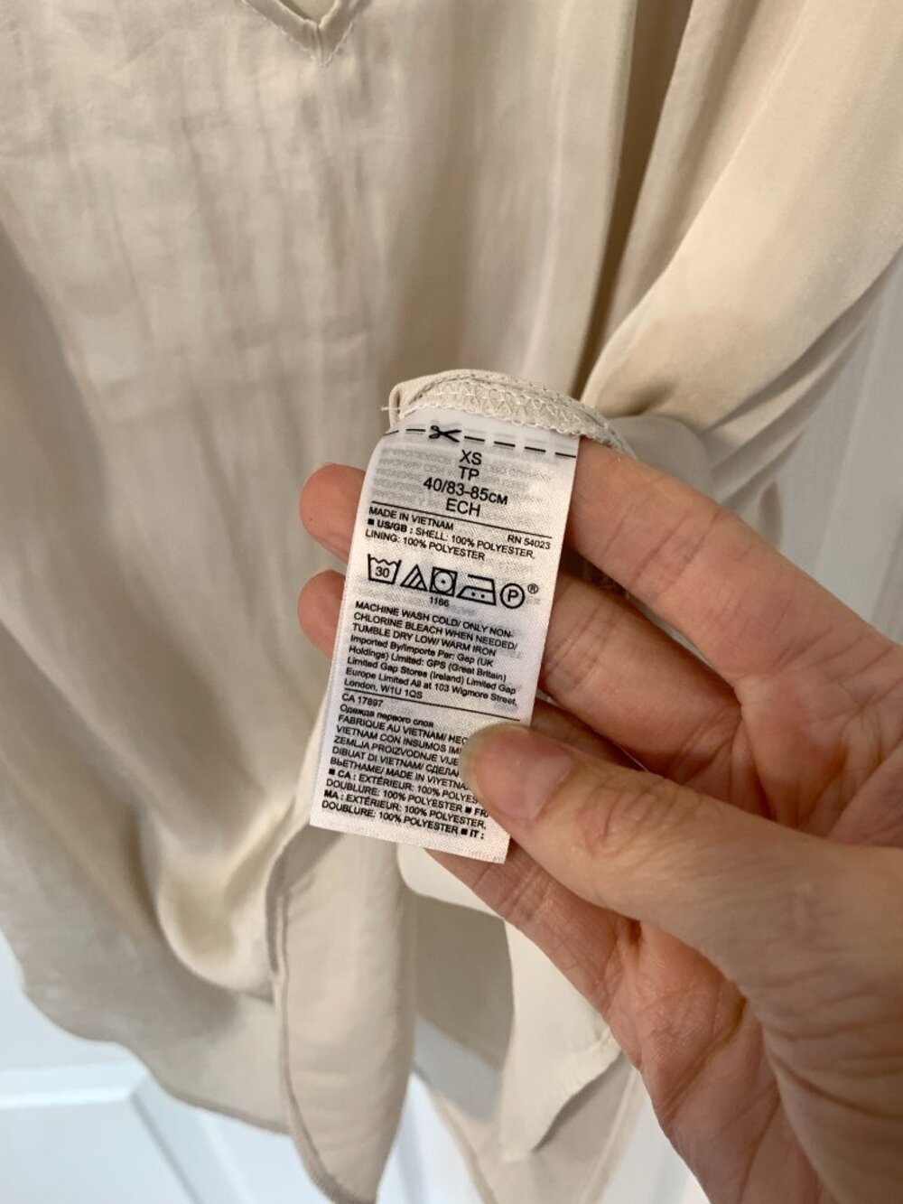 Banana Republic V Neck Satin Blouse Top in Pearl XS - Picture 5 of 6